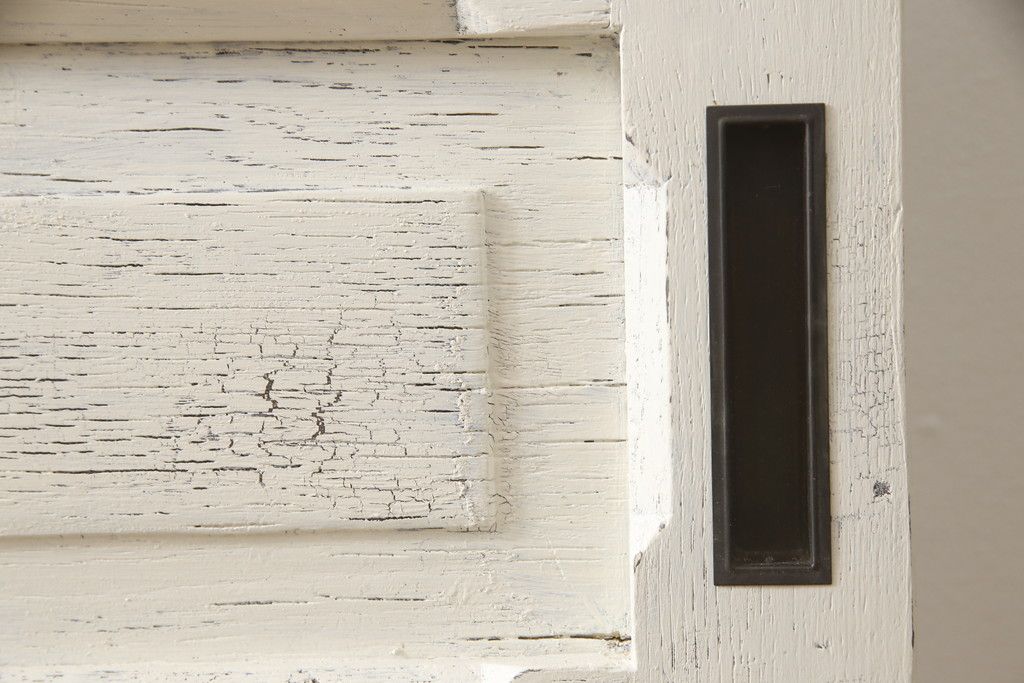 フランスアンティークのドアをリペア&カスタム!元の雰囲気を残しながら、傷んだ箇所や割れを修復。蝶番、ドアノブ、ラッチは取り外し。ガラスは新品のクリアガラスに交換。アンティークホワイトでペイント仕上げ。(引き戸、建具)