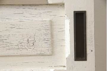 フランスアンティークのドアをリペア&カスタム!元の雰囲気を残しながら、傷んだ箇所や割れを修復。蝶番、ドアノブ、ラッチは取り外し。ガラスは新品のクリアガラスに交換。アンティークホワイトでペイント仕上げ。(引き戸、建具)