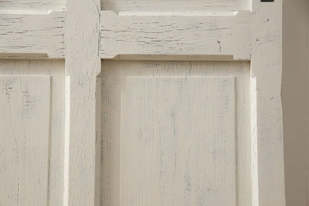 フランスアンティークのドアをリペア&カスタム!元の雰囲気を残しながら、傷んだ箇所や割れを修復。蝶番、ドアノブ、ラッチは取り外し。ガラスは新品のクリアガラスに交換。アンティークホワイトでペイント仕上げ。(引き戸、建具)