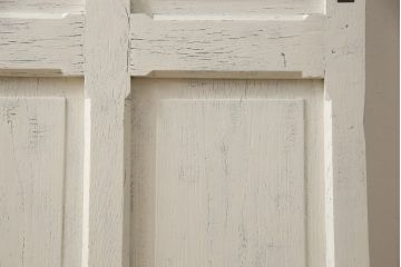 フランスアンティークのドアをリペア&カスタム!元の雰囲気を残しながら、傷んだ箇所や割れを修復。蝶番、ドアノブ、ラッチは取り外し。ガラスは新品のクリアガラスに交換。アンティークホワイトでペイント仕上げ。(引き戸、建具)