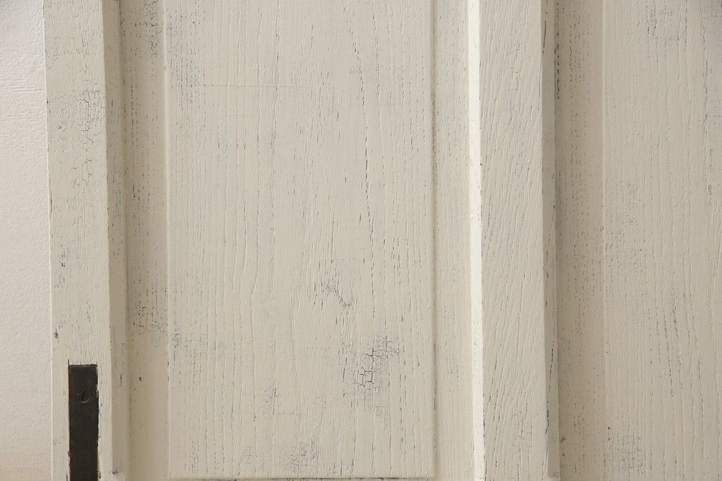 フランスアンティークのドアをリペア&カスタム!元の雰囲気を残しながら、傷んだ箇所や割れを修復。蝶番、ドアノブ、ラッチは取り外し。ガラスは新品のクリアガラスに交換。アンティークホワイトでペイント仕上げ。(引き戸、建具)