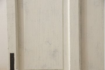 フランスアンティークのドアをリペア&カスタム!元の雰囲気を残しながら、傷んだ箇所や割れを修復。蝶番、ドアノブ、ラッチは取り外し。ガラスは新品のクリアガラスに交換。アンティークホワイトでペイント仕上げ。(引き戸、建具)