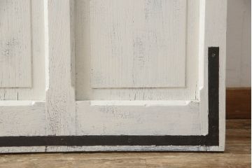 フランスアンティークのドアをリペア&カスタム!元の雰囲気を残しながら、傷んだ箇所や割れを修復。蝶番、ドアノブ、ラッチは取り外し。ガラスは新品のクリアガラスに交換。アンティークホワイトでペイント仕上げ。(引き戸、建具)