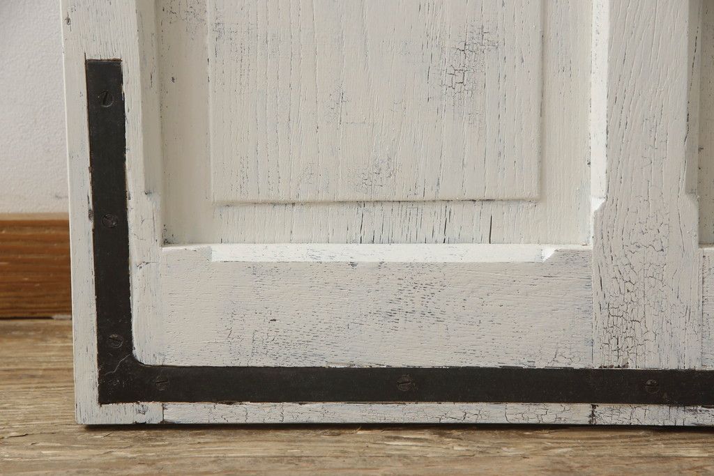 フランスアンティークのドアをリペア&カスタム!元の雰囲気を残しながら、傷んだ箇所や割れを修復。蝶番、ドアノブ、ラッチは取り外し。ガラスは新品のクリアガラスに交換。アンティークホワイトでペイント仕上げ。(引き戸、建具)