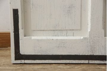 フランスアンティークのドアをリペア&カスタム!元の雰囲気を残しながら、傷んだ箇所や割れを修復。蝶番、ドアノブ、ラッチは取り外し。ガラスは新品のクリアガラスに交換。アンティークホワイトでペイント仕上げ。(引き戸、建具)