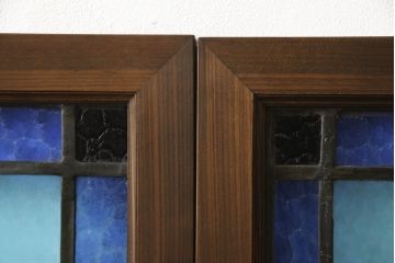 アンティークステンドグラス2枚をリペア&カスタム!それぞれに木枠を新規製作。落ち着いた茶系で着色仕上げ。(明り取り、窓)