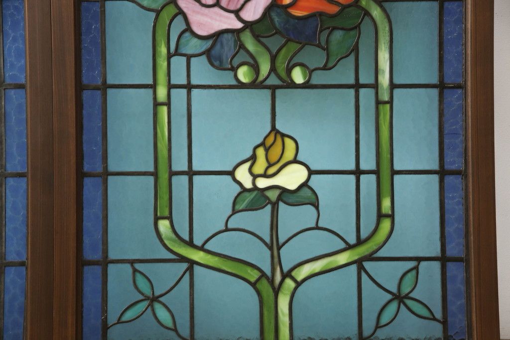 アンティークステンドグラス2枚をリペア&カスタム!それぞれに木枠を新規製作。落ち着いた茶系で着色仕上げ。(明り取り、窓)