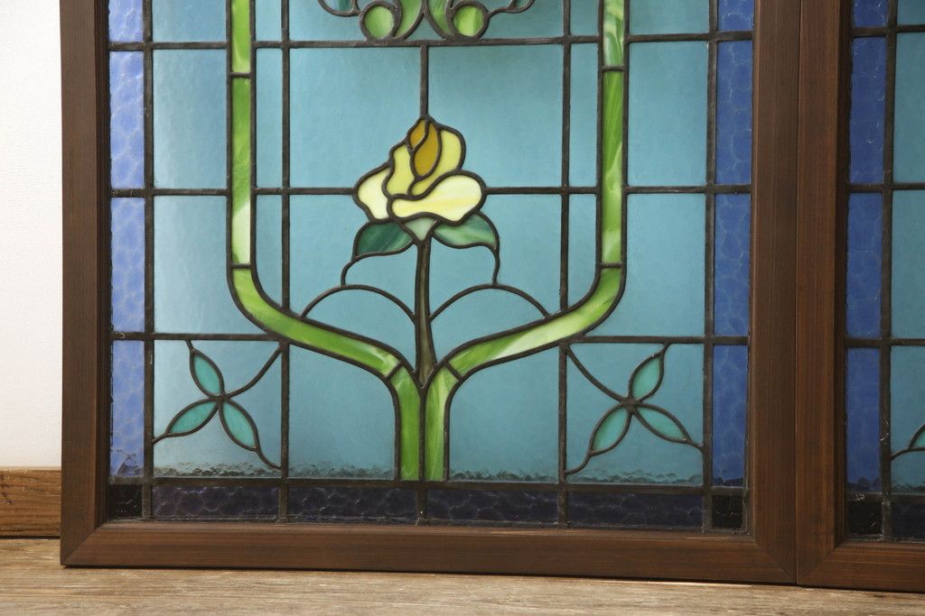 アンティークステンドグラス2枚をリペア&カスタム!それぞれに木枠を新規製作。落ち着いた茶系で着色仕上げ。(明り取り、窓)