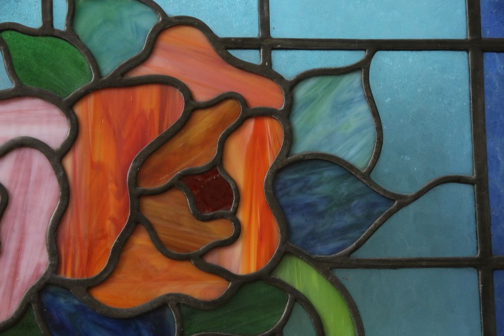 アンティークステンドグラス2枚をリペア&カスタム!それぞれに木枠を新規製作。落ち着いた茶系で着色仕上げ。(明り取り、窓)