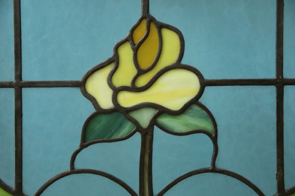 アンティークステンドグラス2枚をリペア&カスタム!それぞれに木枠を新規製作。落ち着いた茶系で着色仕上げ。(明り取り、窓)