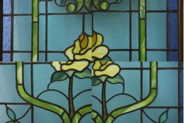 アンティークステンドグラス2枚をリペア&カスタム!それぞれに木枠を新規製作。落ち着いた茶系で着色仕上げ。(明り取り、窓)