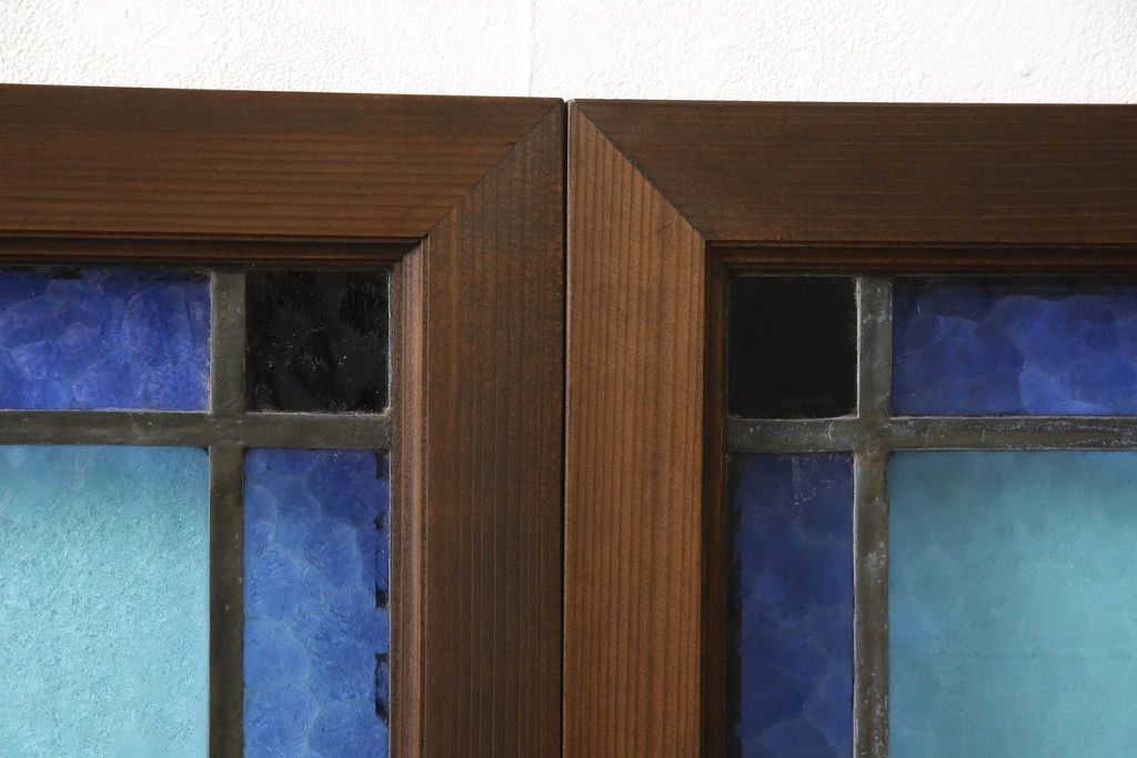 アンティークステンドグラス2枚をリペア&カスタム!それぞれに木枠を新規製作。落ち着いた茶系で着色仕上げ。(明り取り、窓)