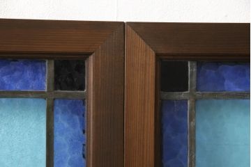アンティークステンドグラス2枚をリペア&カスタム!それぞれに木枠を新規製作。落ち着いた茶系で着色仕上げ。(明り取り、窓)