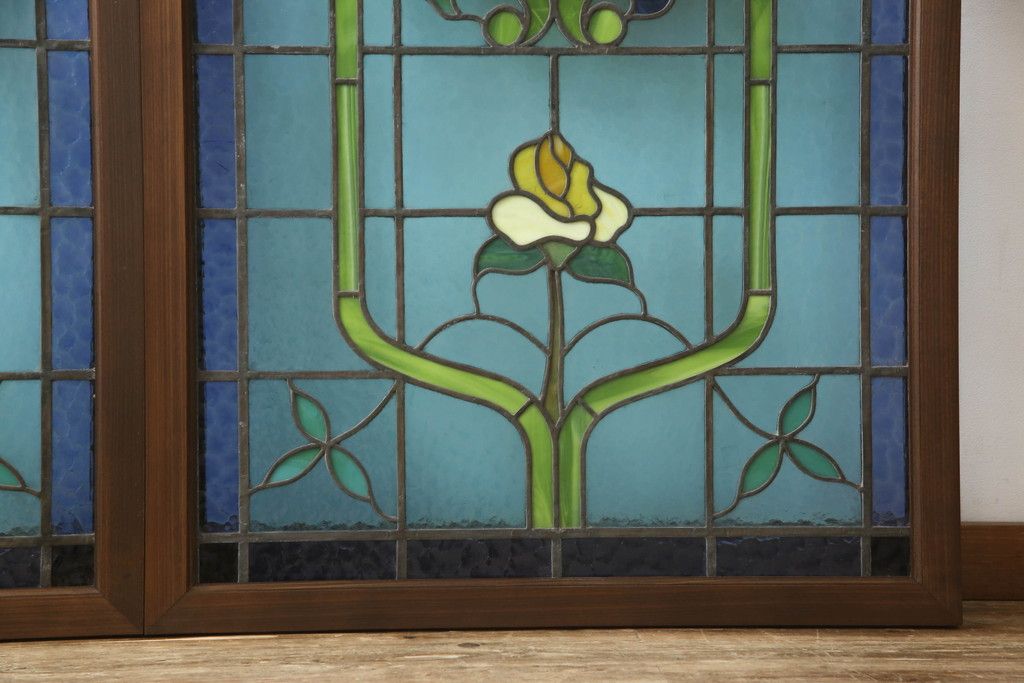アンティークステンドグラス2枚をリペア&カスタム!それぞれに木枠を新規製作。落ち着いた茶系で着色仕上げ。(明り取り、窓)