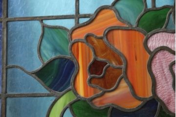 アンティークステンドグラス2枚をリペア&カスタム!それぞれに木枠を新規製作。落ち着いた茶系で着色仕上げ。(明り取り、窓)