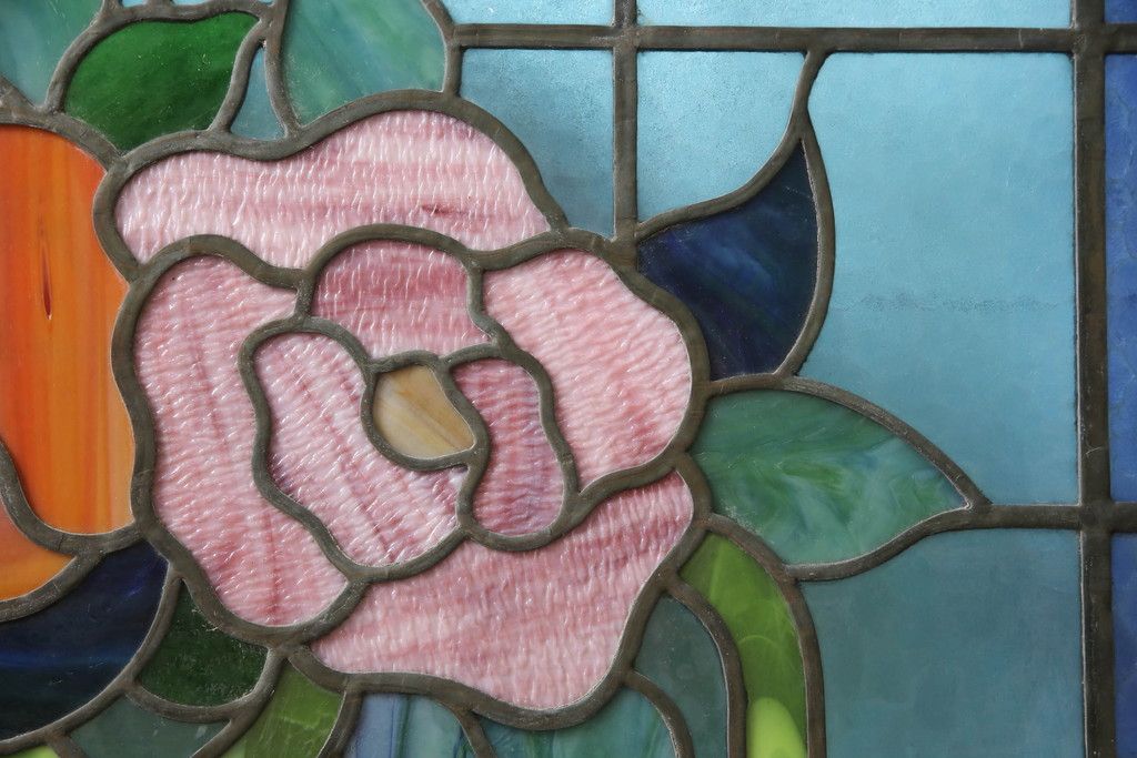 アンティークステンドグラス2枚をリペア&カスタム!それぞれに木枠を新規製作。落ち着いた茶系で着色仕上げ。(明り取り、窓)