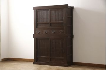 重ね水屋箪笥をリペア&カスタム!設置場所に合わせて左右側面の出をカットし、棚板は新材に交換。現状の色味をベースに着色仕上げ。(収納棚、戸棚、食器棚、キャビネット)