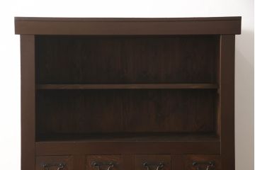 重ね水屋箪笥をリペア&カスタム!設置場所に合わせて左右側面の出をカットし、棚板は新材に交換。現状の色味をベースに着色仕上げ。(収納棚、戸棚、食器棚、キャビネット)
