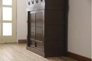 重ね水屋箪笥をリペア&カスタム!設置場所に合わせて左右側面の出をカットし、棚板は新材に交換。現状の色味をベースに着色仕上げ。(収納棚、戸棚、食器棚、キャビネット)