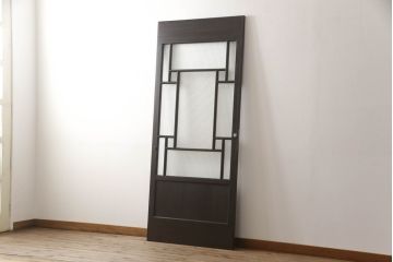 アンティークの引き戸をリペア&カスタム!リサイズし、ダメージを修復。引手とガラスを交換し、鍵と戸車を取り付け。濃い茶色で着色仕上げ。(建具)