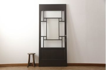 アンティークの引き戸をリペア&カスタム!リサイズし、ダメージを修復。引手とガラスを交換し、鍵と戸車を取り付け。濃い茶色で着色仕上げ。(建具)