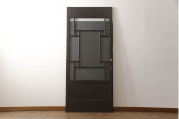 アンティークの引き戸をリペア&カスタム!リサイズし、ダメージを修復。引手とガラスを交換し、鍵と戸車を取り付け。濃い茶色で着色仕上げ。(建具)