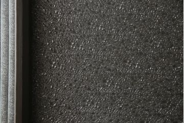 アンティークの引き戸をリペア&カスタム!リサイズし、ダメージを修復。引手とガラスを交換し、鍵と戸車を取り付け。濃い茶色で着色仕上げ。(建具)