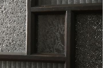 アンティークの引き戸をリペア&カスタム!リサイズし、ダメージを修復。引手とガラスを交換し、鍵と戸車を取り付け。濃い茶色で着色仕上げ。(建具)