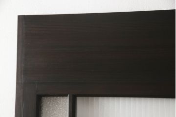 アンティークの引き戸をリペア&カスタム!リサイズし、ダメージを修復。引手とガラスを交換し、鍵と戸車を取り付け。濃い茶色で着色仕上げ。(建具)