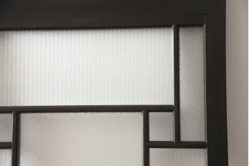 アンティークの引き戸をリペア&カスタム!リサイズし、ダメージを修復。引手とガラスを交換し、鍵と戸車を取り付け。濃い茶色で着色仕上げ。(建具)