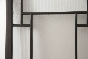 アンティークの引き戸をリペア&カスタム!リサイズし、ダメージを修復。引手とガラスを交換し、鍵と戸車を取り付け。濃い茶色で着色仕上げ。(建具)