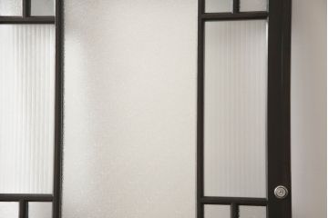 アンティークの引き戸をリペア&カスタム!リサイズし、ダメージを修復。引手とガラスを交換し、鍵と戸車を取り付け。濃い茶色で着色仕上げ。(建具)