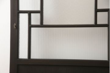 アンティークの引き戸をリペア&カスタム!リサイズし、ダメージを修復。引手とガラスを交換し、鍵と戸車を取り付け。濃い茶色で着色仕上げ。(建具)