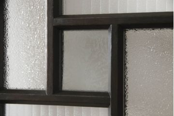 アンティークの引き戸をリペア&カスタム!リサイズし、ダメージを修復。引手とガラスを交換し、鍵と戸車を取り付け。濃い茶色で着色仕上げ。(建具)