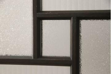 アンティークの引き戸をリペア&カスタム!リサイズし、ダメージを修復。引手とガラスを交換し、鍵と戸車を取り付け。濃い茶色で着色仕上げ。(建具)