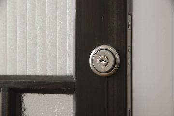 アンティークの引き戸をリペア&カスタム!リサイズし、ダメージを修復。引手とガラスを交換し、鍵と戸車を取り付け。濃い茶色で着色仕上げ。(建具)