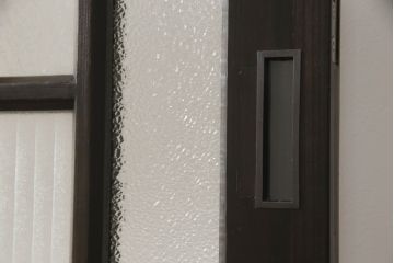 アンティークの引き戸をリペア&カスタム!リサイズし、ダメージを修復。引手とガラスを交換し、鍵と戸車を取り付け。濃い茶色で着色仕上げ。(建具)