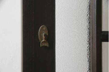 アンティークの引き戸をリペア&カスタム!リサイズし、ダメージを修復。引手とガラスを交換し、鍵と戸車を取り付け。濃い茶色で着色仕上げ。(建具)