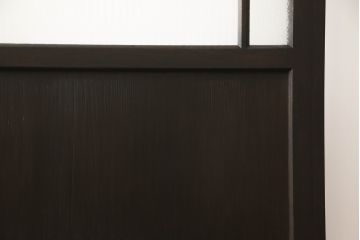 アンティークの引き戸をリペア&カスタム!リサイズし、ダメージを修復。引手とガラスを交換し、鍵と戸車を取り付け。濃い茶色で着色仕上げ。(建具)