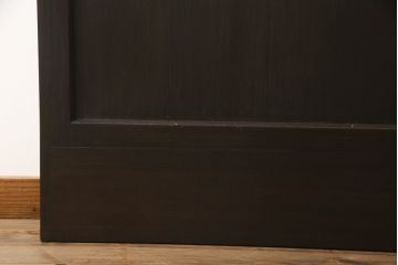 アンティークの引き戸をリペア&カスタム!リサイズし、ダメージを修復。引手とガラスを交換し、鍵と戸車を取り付け。濃い茶色で着色仕上げ。(建具)