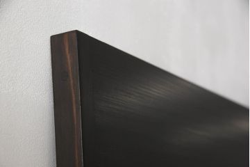 アンティークの引き戸をリペア&カスタム!リサイズし、ダメージを修復。引手とガラスを交換し、鍵と戸車を取り付け。濃い茶色で着色仕上げ。(建具)