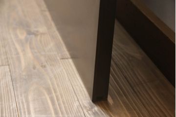 アンティークの引き戸をリペア&カスタム!リサイズし、ダメージを修復。引手とガラスを交換し、鍵と戸車を取り付け。濃い茶色で着色仕上げ。(建具)