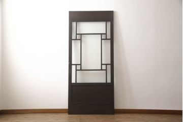 アンティークの引き戸をリペア&カスタム!リサイズし、ダメージを修復。引手とガラスを交換し、鍵と戸車を取り付け。濃い茶色で着色仕上げ。(建具)