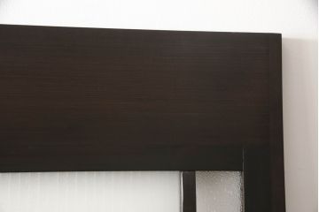 アンティークの引き戸をリペア&カスタム!リサイズし、ダメージを修復。引手とガラスを交換し、鍵と戸車を取り付け。濃い茶色で着色仕上げ。(建具)