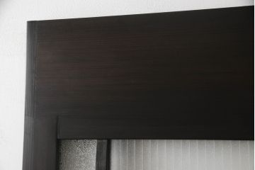 アンティークの引き戸をリペア&カスタム!リサイズし、ダメージを修復。引手とガラスを交換し、鍵と戸車を取り付け。濃い茶色で着色仕上げ。(建具)