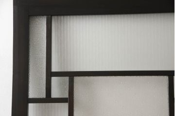 アンティークの引き戸をリペア&カスタム!リサイズし、ダメージを修復。引手とガラスを交換し、鍵と戸車を取り付け。濃い茶色で着色仕上げ。(建具)