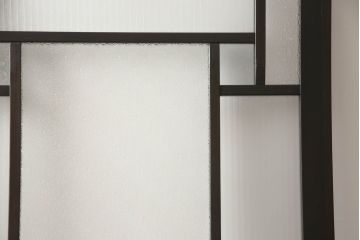 アンティークの引き戸をリペア&カスタム!リサイズし、ダメージを修復。引手とガラスを交換し、鍵と戸車を取り付け。濃い茶色で着色仕上げ。(建具)