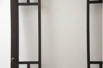 アンティークの引き戸をリペア&カスタム!リサイズし、ダメージを修復。引手とガラスを交換し、鍵と戸車を取り付け。濃い茶色で着色仕上げ。(建具)