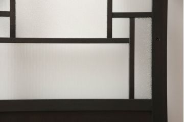 アンティークの引き戸をリペア&カスタム!リサイズし、ダメージを修復。引手とガラスを交換し、鍵と戸車を取り付け。濃い茶色で着色仕上げ。(建具)