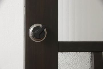 アンティークの引き戸をリペア&カスタム!リサイズし、ダメージを修復。引手とガラスを交換し、鍵と戸車を取り付け。濃い茶色で着色仕上げ。(建具)